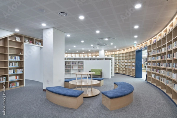 Obraz 椅子と机がある図書館