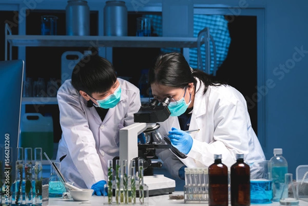 Fototapeta The scientist studied natural energy systems to support sustainable development, seeking an alternative that reduces carbon impact and promotes environmental balance.