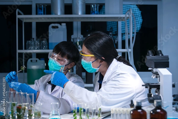 Fototapeta The scientist studied natural energy systems to support sustainable development, seeking an alternative that reduces carbon impact and promotes environmental balance.