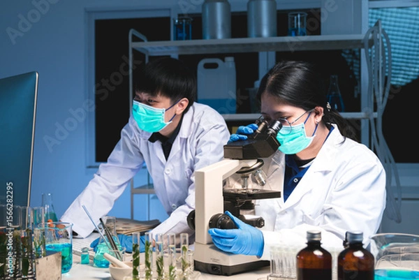 Fototapeta The scientist studied natural energy systems to support sustainable development, seeking an alternative that reduces carbon impact and promotes environmental balance.