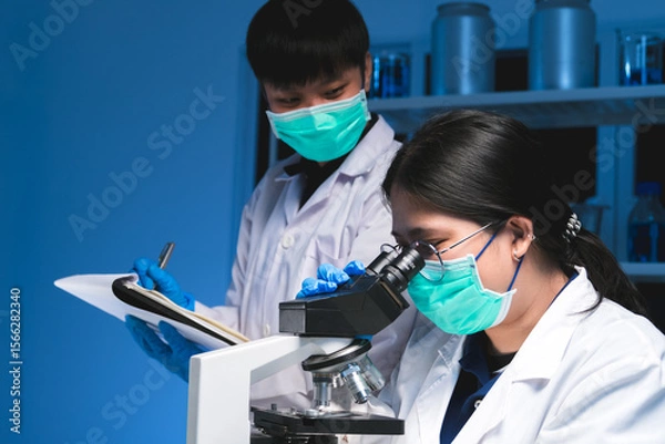 Fototapeta The scientist studied natural energy systems to support sustainable development, seeking an alternative that reduces carbon impact and promotes environmental balance.