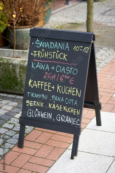 Obraz Aufsteller vor einem Cafe in Swinoujscie in Polen, mit einigen Angeboten an Frühstück, Kuchen und Getränken in deutscher und polnischer Sprache