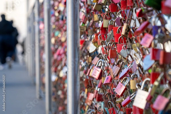 Obraz Gran cantidad de candados de promesas de amor colgando de un puente de ciudad europea