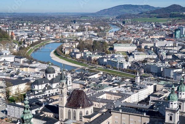 Obraz Espectacular vista aérea de la ciudad de Salzburgo en un día soleado. Postal de la ciudad de Salzburgo