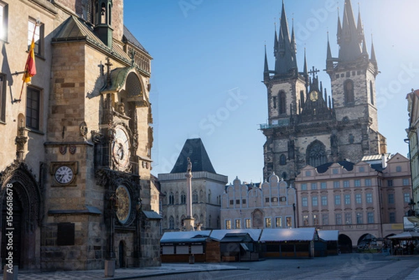 Obraz Hermosa vista del centro de Praga, tranquila y sin gente, con el reloj y la catedral de fondo