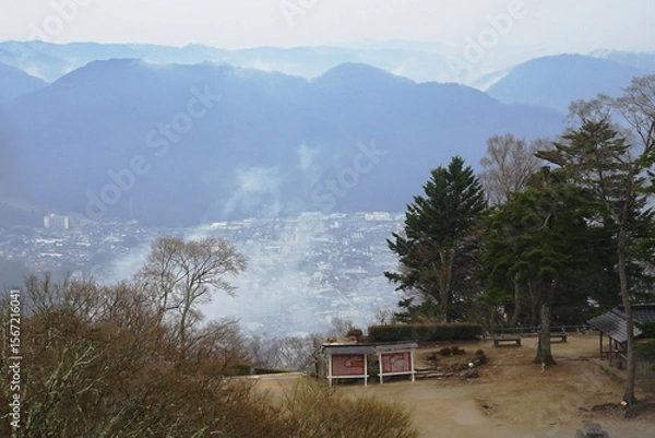 Fototapeta  日本：備中松山城跡／天守閣から見下ろす雲と町【日本百名城・日本三大山城】岡山県高梁市