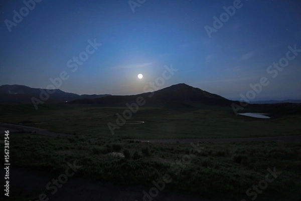 Fototapeta 山並みと高原を照らす月