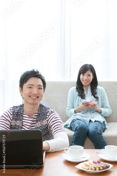 Fototapeta リビングでパソコンを見る夫婦