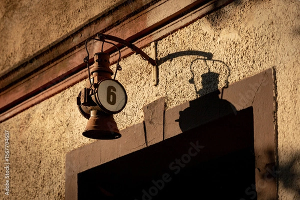Fototapeta Stara latarnia, lampa uliczna nad wejściem do kamienicy