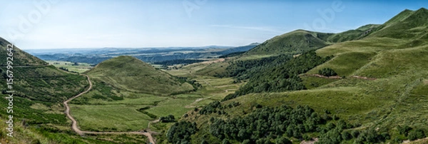 Fototapeta vue panoramique en Auvergne, ciel bleu et verdure début juillet