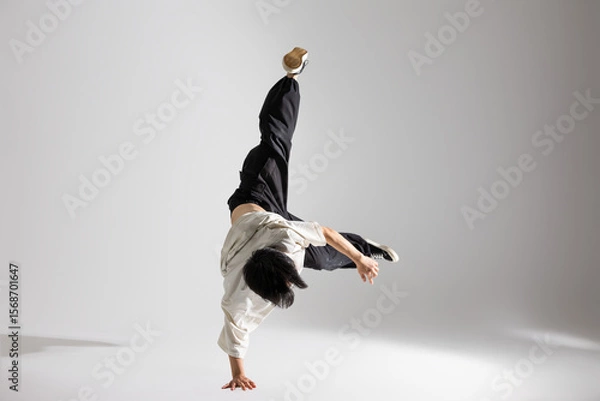 Fototapeta 躍動感あふれるブレイクダンスのスタジオショット
