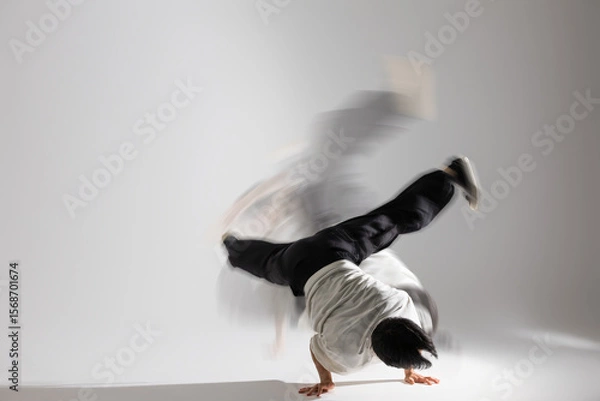 Obraz 躍動感あふれるブレイクダンスのスタジオショット