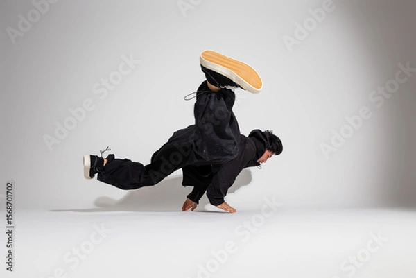 Obraz 躍動感あふれるブレイクダンスのスタジオショット