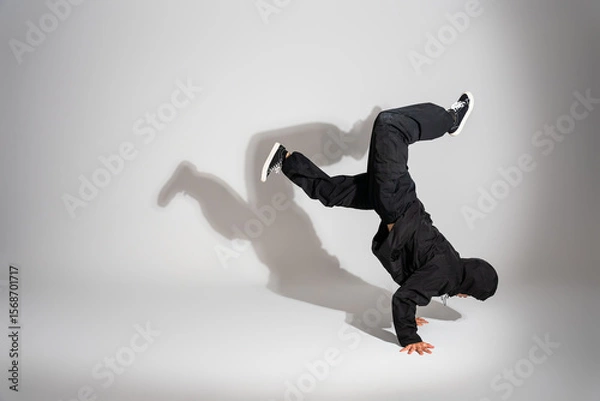 Obraz 躍動感あふれるブレイクダンスのスタジオショット