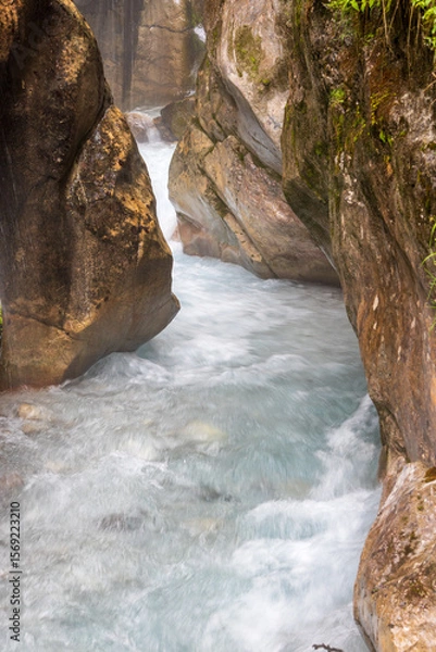 Fototapeta Wildwasser, Wasserfall, Klam in den Alpen.  