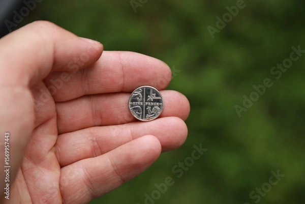 Fototapeta Coin of Great Britain in hand
