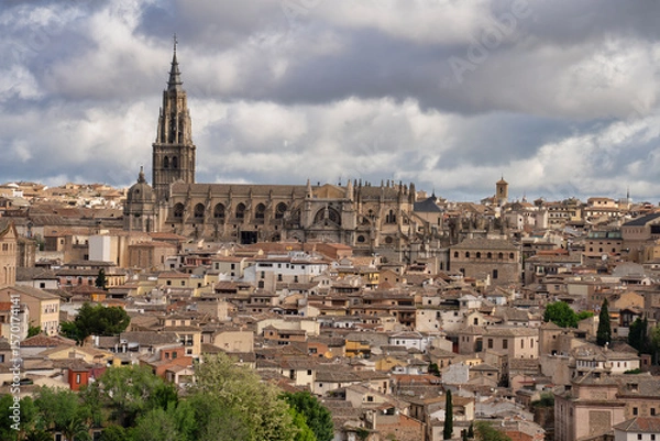 Obraz Toledo cathedral towering over the cityscape under cloudy sky