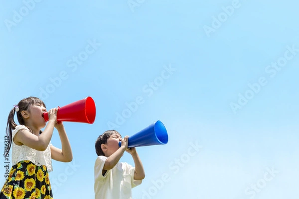 Fototapeta 土手でメガホンで叫ぶ2人の子供