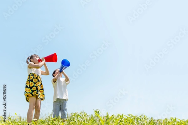 Fototapeta 土手でメガホンで叫ぶ2人の子供