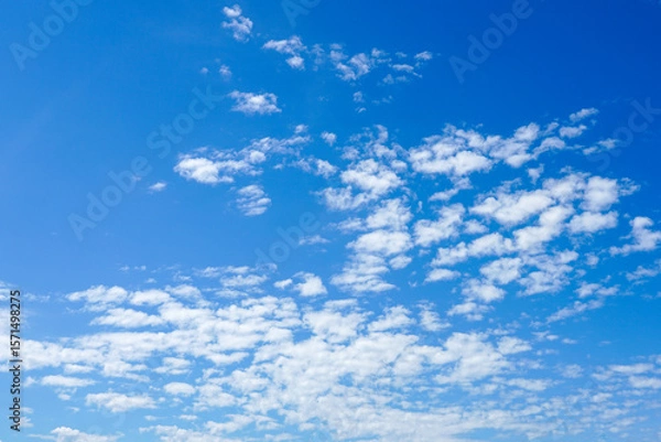 Fototapeta Clear Blue Sky with Scattered White Clouds on a Sunny Day in a Peaceful Atmosphere