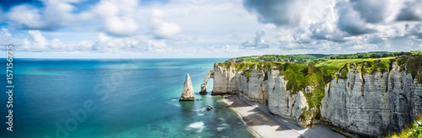 Fototapeta na wymiar Panorama w Etretat / Francja wybrzeże alabastrowe Normandia, morze, krajobraz, plaża / Francja, morze, wybrzeże, Normandia, krajobraz, plaża,