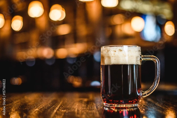 Obraz Szklanka ciemnego piwa na blacie