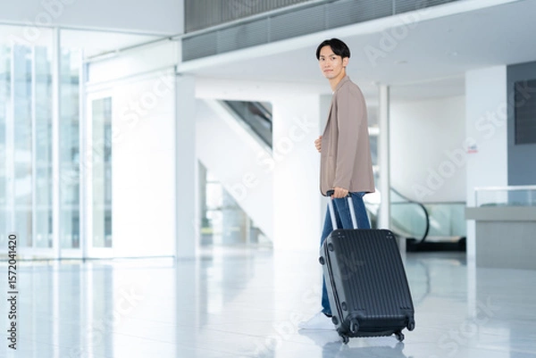 Fototapeta 旅行をする若い男性