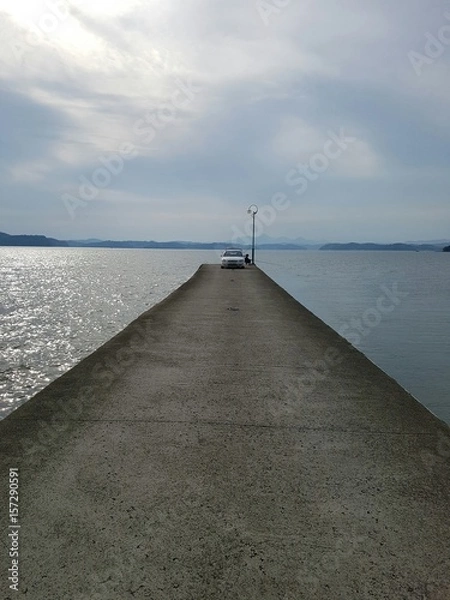 Obraz 푸른바다 방파제끝에 자동차한대와 낚시꾼