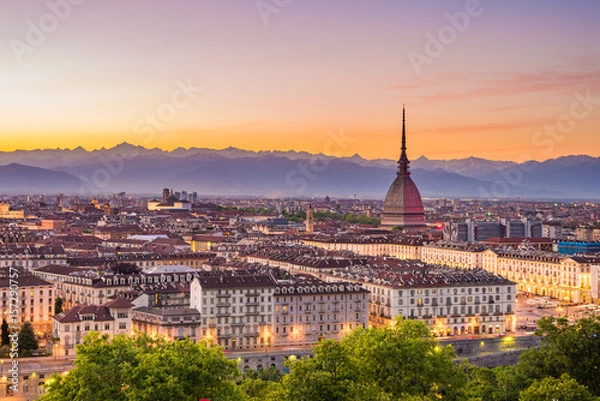 Fototapeta Pejzaż Torino (Turyn, Włochy) o zmierzchu z kolorowym nastrojowym niebem. Mole Antonelliana górujący nad oświetlonym miastem poniżej.