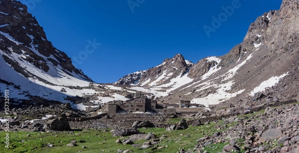Obraz TOUBKAL PARK Narodowy w wiosnach z wierzchowcem, osłoną śniegu i lodu, schronienie toubkal, punkt startowy na wędrówkę do Jebel Toubkal, - Najwyższy szczyt gór Atlasu i Maroko