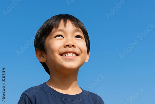 Obraz 青空と笑顔の楽しそうな小学生の子ども アジアの日本人の男の子