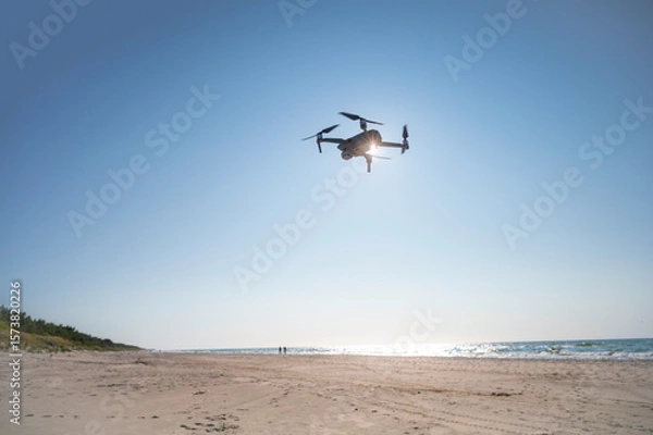 Obraz dron lecący nad plażą