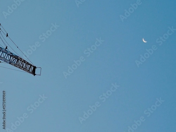 Obraz 空に浮かぶクレーンと三日月