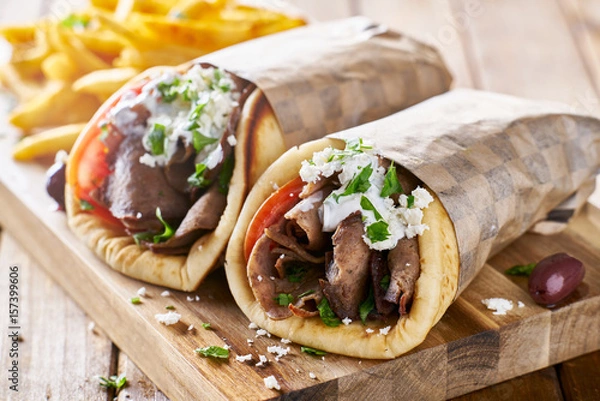 Fototapeta greckie gyros z jagnięciną z sosem tzatziki, serem feta i frytkami