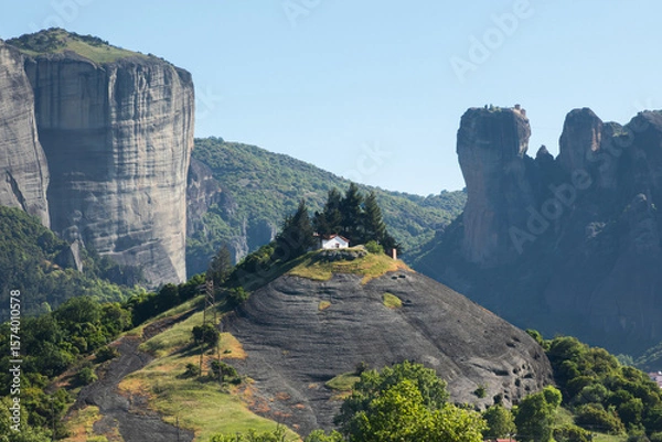 Fototapeta Rustic house on the top of the hill in Meteora Mountains