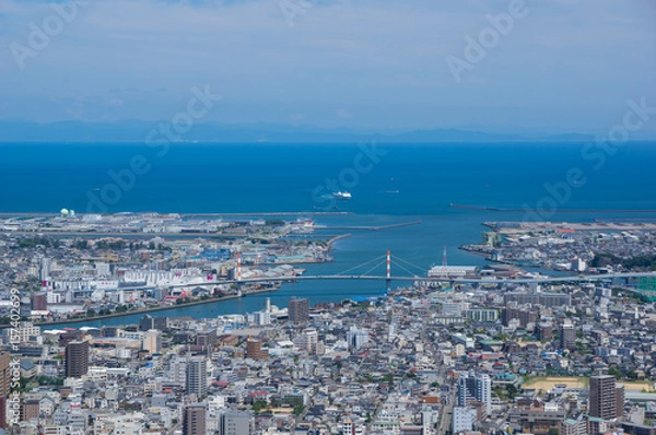 Fototapeta 徳島県徳島市街並み　眉山公園から撮影　遠方に紀伊半島