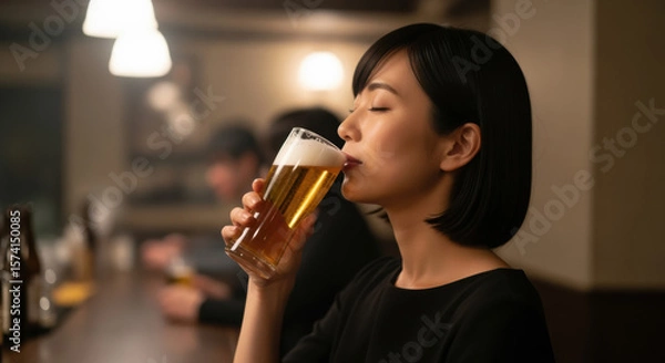 Fototapeta ビールを飲む女性
