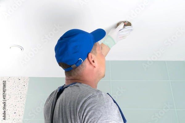Fototapeta the master fixes the fault of the built-in light fixture of the suspended ceiling