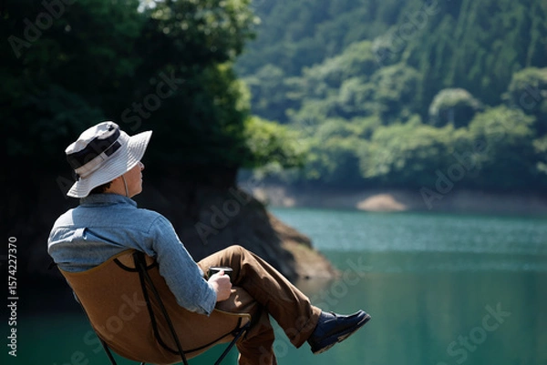 Fototapeta 自然の中でリラックスする男性