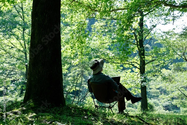 Obraz 自然の中で仕事をする男性