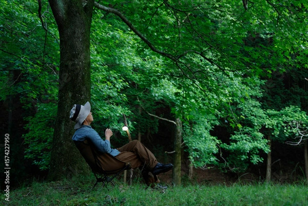 Obraz 静かなソロキャンプ の夕暮れを楽しむ男性