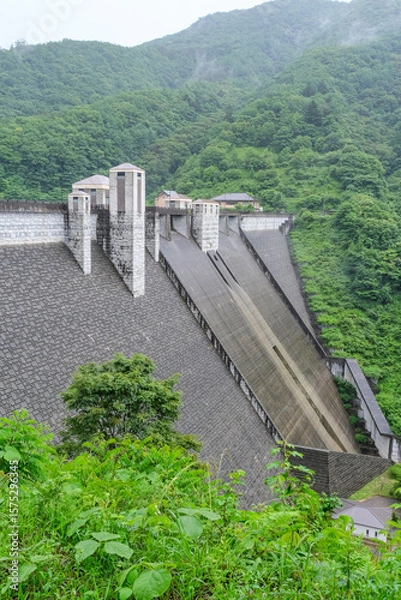 Obraz 雨に煙る重力コンクリートダムである四万川ダム