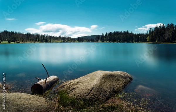 Fototapeta Oderteich im Harz mit blauem Himmel und türkisem Wasser im Sommer