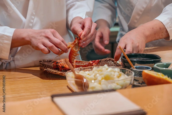Fototapeta 【#料亭】エビの殻をむく板前の手元