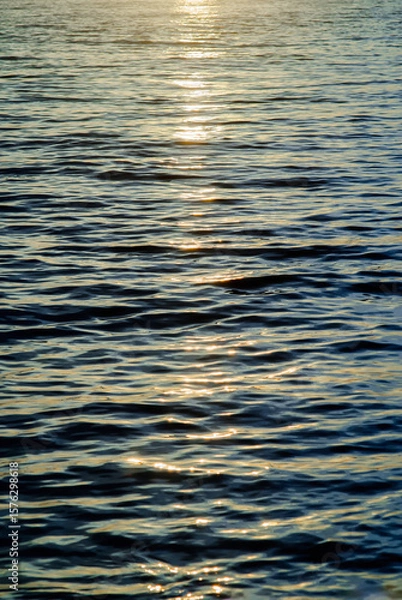 Obraz 해 뜨기 시작한 아침 바다 파도의 물결