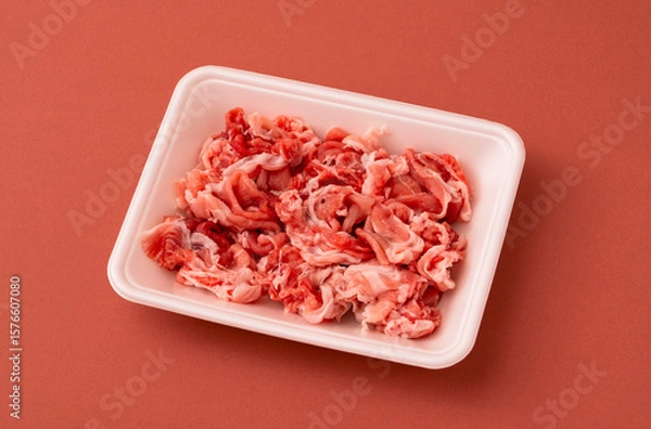 Fototapeta pork scraps in a food tray of polystyrene foam.  発泡スチロールの食品トレーに入った豚のこま切れ