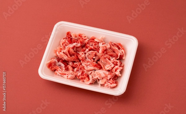 Fototapeta pork scraps in a food tray of polystyrene foam.  発泡スチロールの食品トレーに入った豚のこま切れ