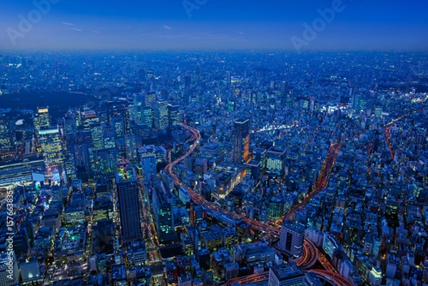 Fototapeta 商業都市・日本橋周辺の商業ビルの夕暮れ
・三越前駅周辺と首都高速道路・Aerial view