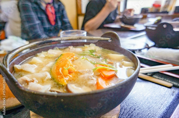 Obraz 山梨名物のほうとう鍋を囲む食卓