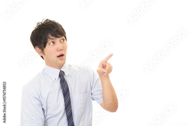 Obraz 指を差して驚く男性